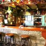 Maddens Bridge Bar & 번드런