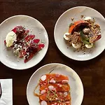 Maddens Bridge Bar & B&B 번드런