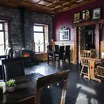 Maddens Bridge Bar & 4*