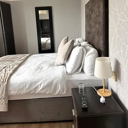 Bed & Breakfast Maddens Bridge Bar &