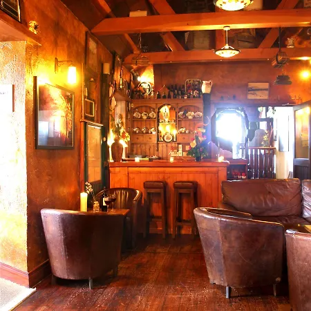 住宿加早餐酒店 Maddens Bridge Bar & 4*