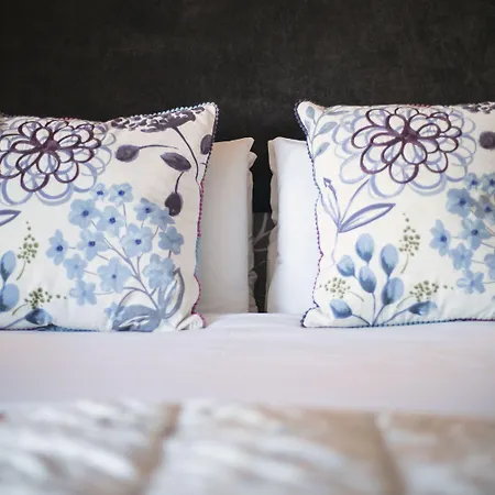Bed & Breakfast Maddens Bridge Bar &