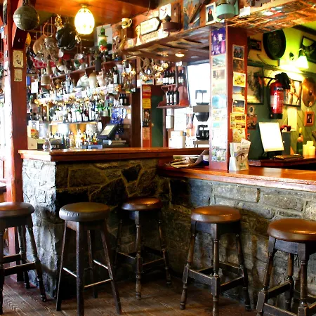 Bed & Breakfast Maddens Bridge Bar &