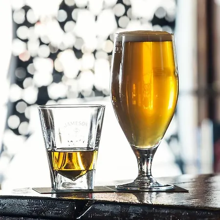 Maddens Bridge Bar & 4*