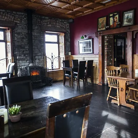 Maddens Bridge Bar & 4*