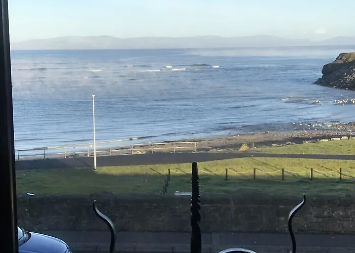 Maddens Bridge Bar & ベッド・アンド・ブレックファスト バンドラン