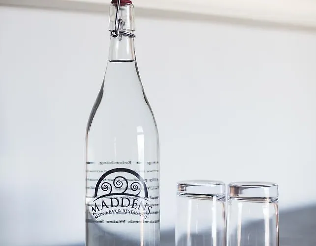 Maddens Bridge Bar & ベッド・アンド・ブレックファスト